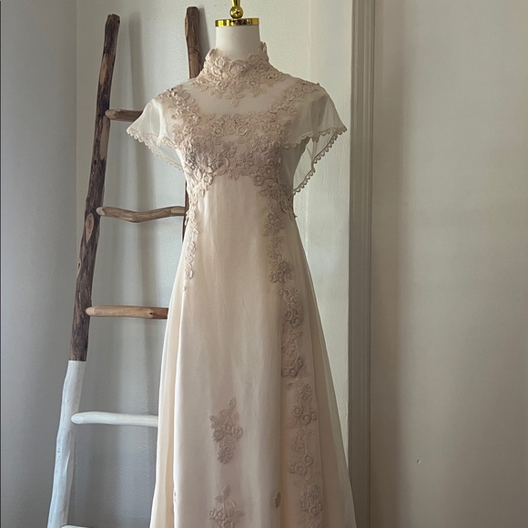 Dresses & Skirts - Stunning Vintage High Neck Floral Lace Ivory Wedding Dress XS with Veil